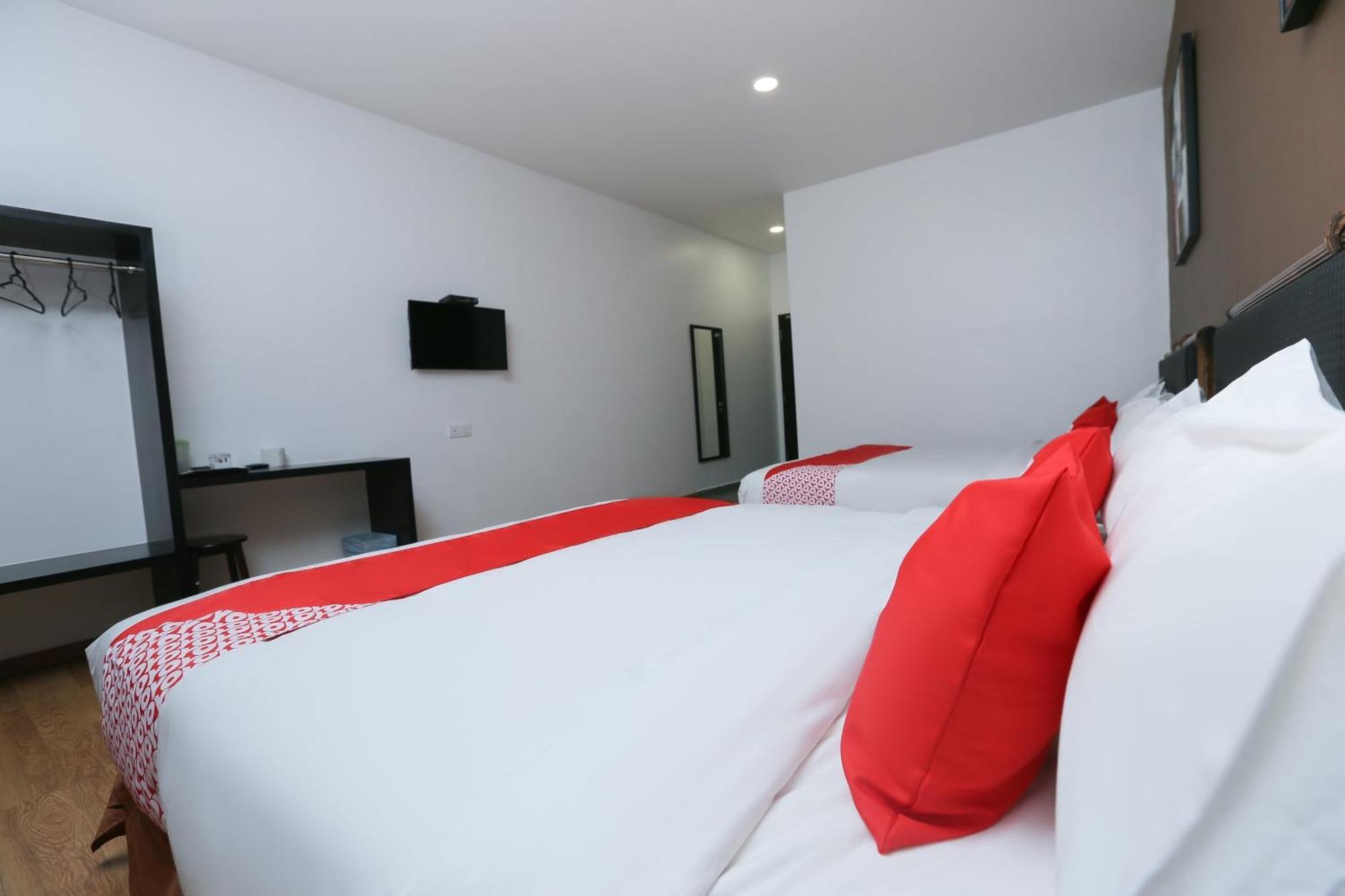 Oyo 89915 East Mount Hotel Kukup Dış mekan fotoğraf